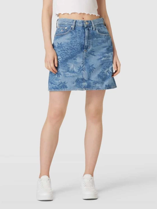 Zdjęcie produktu Spódnica jeansowa o kroju mom fit ze wzorem na całej powierzchni Tommy Jeans Jeansowy niebieski