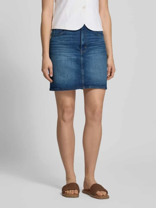 Zdjęcie produktu Spódnica jeansowa o kroju regular fit z mieszanka bawełny model 'MOM' Tommy Jeans Jeansowy niebieski