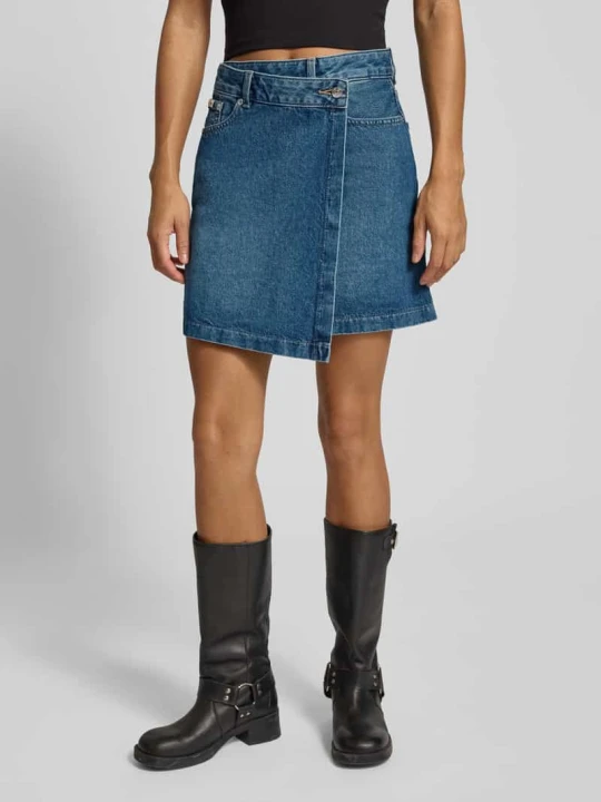 Zdjęcie produktu Spódnica jeansowa w stylu kopertowym z detalem z logo Calvin Klein Jeans Jeansowy niebieski