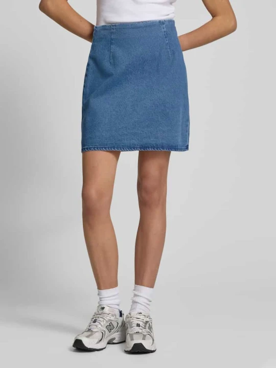 Zdjęcie produktu Spódnica jeansowa z zakładkami w pasie model ‘Josie’ EDITED Jeansowy niebieski