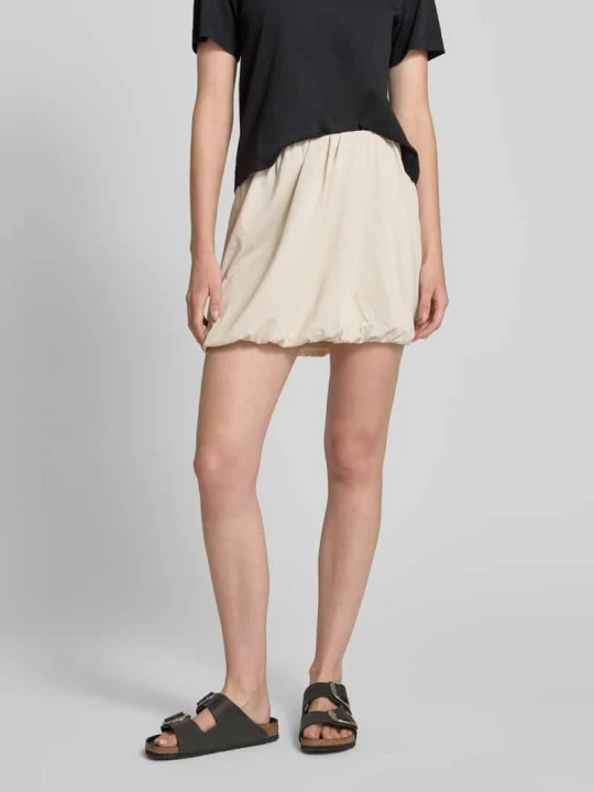 Zdjęcie produktu Spódnica mini o rozkloszowanym kroju z mieszanki bawełny model ‘TASS’ Vero Moda Złamany biały