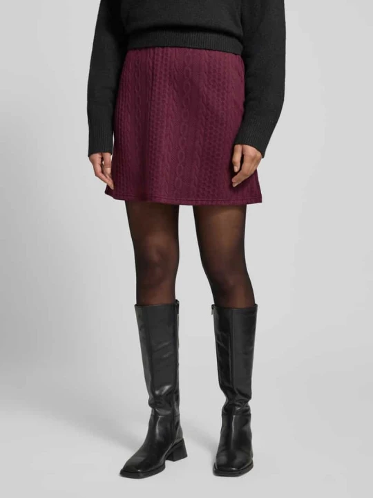 Zdjęcie produktu Spódnica mini rozkloszowana z fakturowanym wzorem z wiskozą model ‘JANNI’ Vero Moda Bordowy