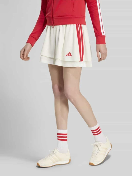 Zdjęcie produktu spódnica mini z aplikacją z logo Adidas Złamany biały