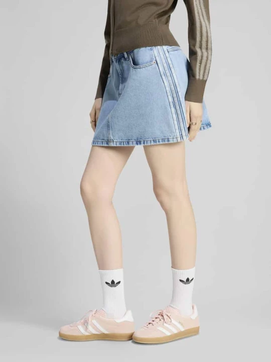 Zdjęcie produktu Spódnica mini z czystej bawełny w stylu 5 kieszeni adidas Originals Jeansowy niebieski