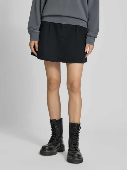 Zdjęcie produktu spódnica mini z kieszeniami z tyłu i detal z logo model 'Billie' Carhartt WIP Czarny