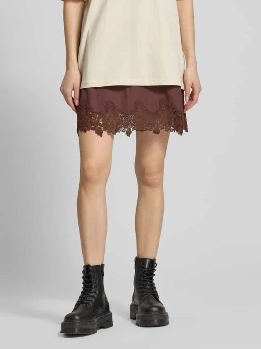 Zdjęcie produktu Spódnica mini z koronką model 'LANI' Topshop Czekoladowy