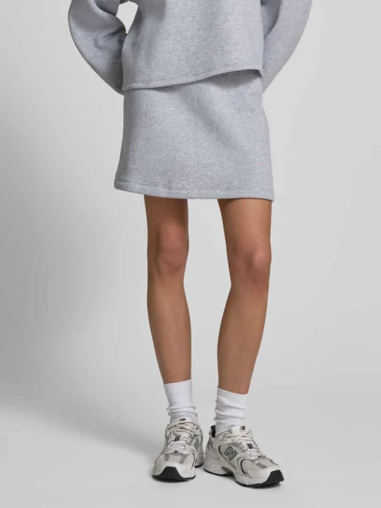 Zdjęcie produktu Spódnica mini ze szwami działowymi model ‘Zola’ EDITED Jasnoszary