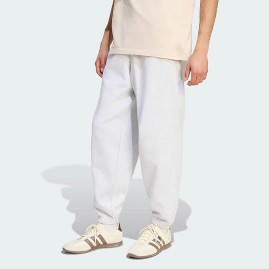 Zdjęcie produktu SPODNIE O STANDARDOWYM KROJU Z MAŁYM LOGO I MANKIETAMI ADIDAS KIT