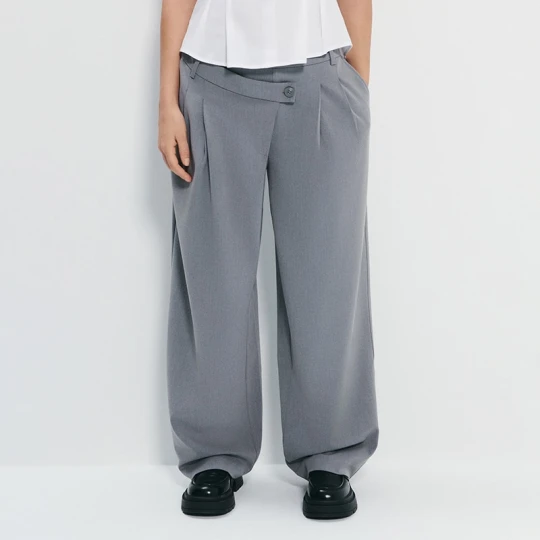 Zdjęcie produktu Spodnie baggy tailoring z asymetrycznym zapięciem House jasnoszary