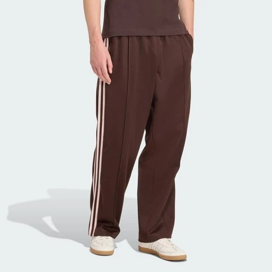 Zdjęcie produktu SPODNIE BAGGY TRACK Adidas Aurora Coffee