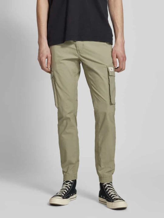 Zdjęcie produktu Spodnie cargo o kroju skinny fit z naszywką z logo Calvin Klein Jeans