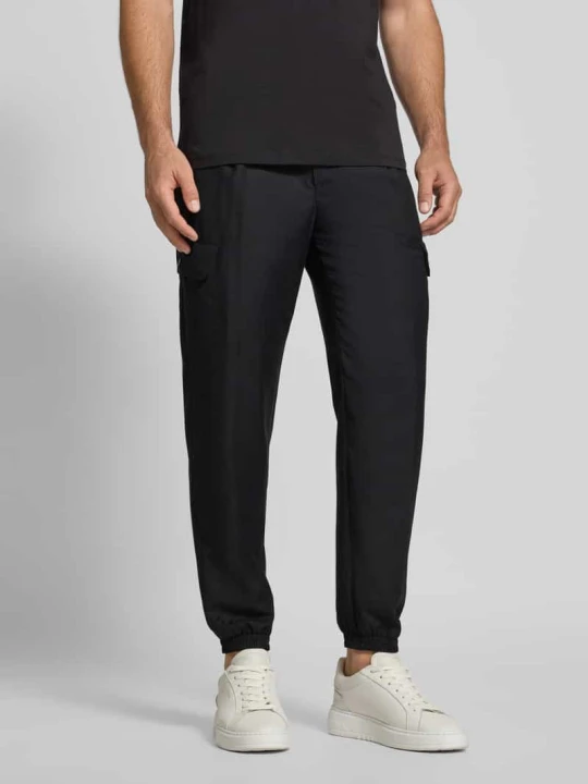Zdjęcie produktu Spodnie cargo o kroju tapered fit z elastycznym pasem model ‘PANTALONI’ Armani Exchange Czarny