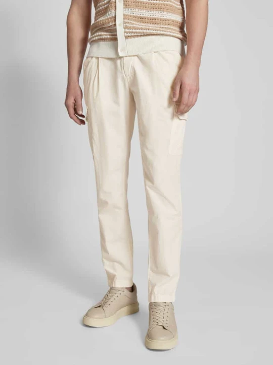 Zdjęcie produktu Spodnie cargo o kroju tapered fit z zakładkami w pasie model ‘TRAIANO’ G1920 Gliniany