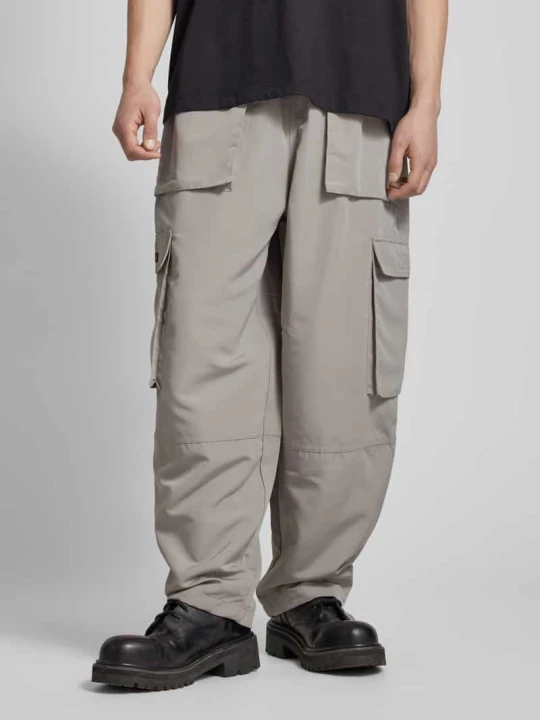 Zdjęcie produktu Spodnie cargo z detalem z logo model ‘Guide’ The Hundreds Jasnoszary