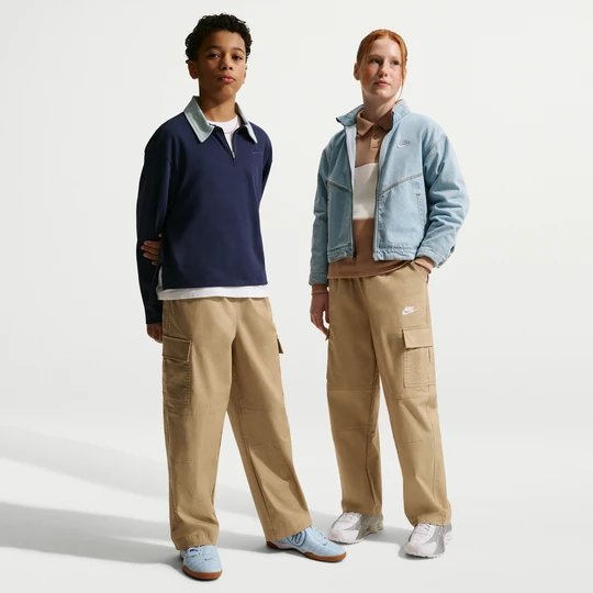 Zdjęcie produktu Spodnie cargo z tkaniny dla dużych dzieci Nike Club - Brązowy