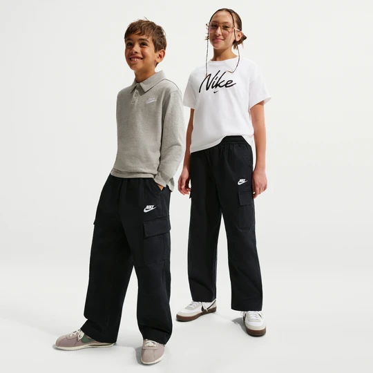 Zdjęcie produktu Spodnie cargo z tkaniny dla dużych dzieci Nike Club - Czerń