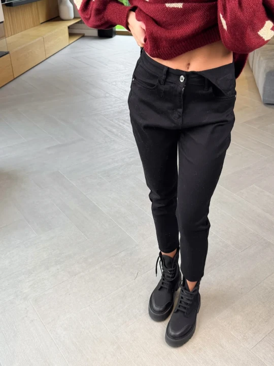 Zdjęcie produktu Spodnie Czarne Mom Fit ClothStore
