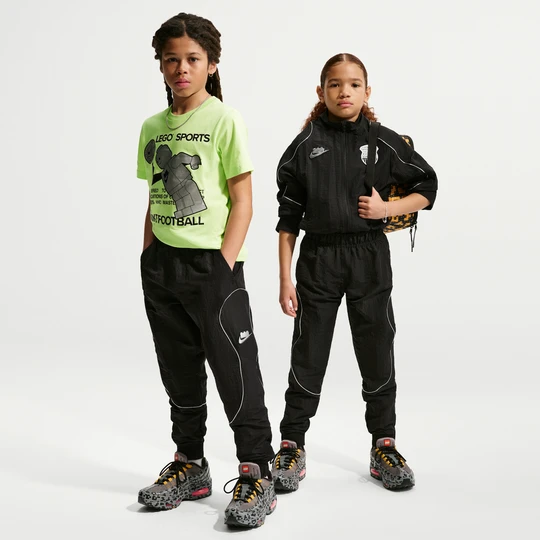 Zdjęcie produktu Spodnie dla dużych dzieci z kolekcji Nike x LEGO® - Czerń