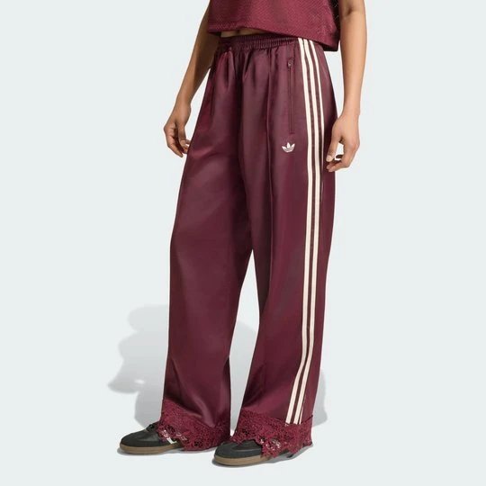 Zdjęcie produktu SPODNIE DRESOWE ADIDAS ORIGINALS FIREBIRD Z SATYNY O LUŹNYM KROJU Z KORONKOWYMI DETALAMI bordowy