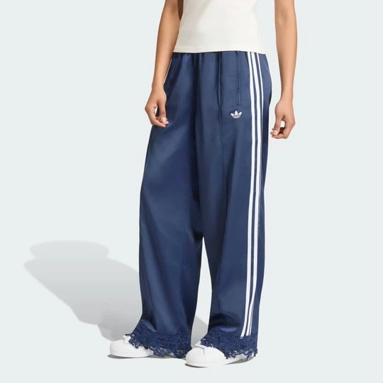 Zdjęcie produktu SPODNIE DRESOWE ADIDAS ORIGINALS FIREBIRD Z SATYNY O LUŹNYM KROJU Z KORONKOWYMI DETALAMI Night Indigo