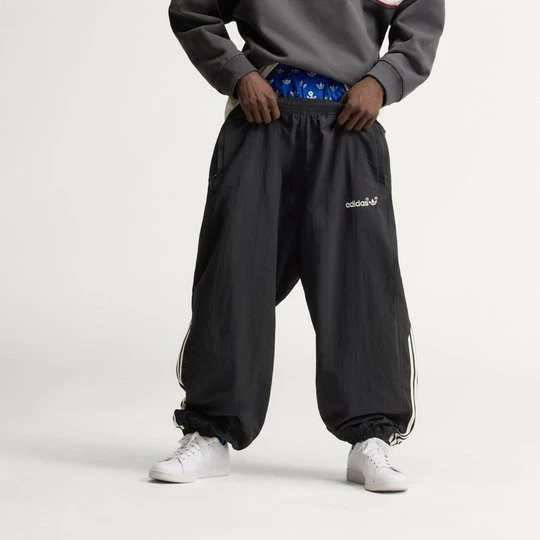 Zdjęcie produktu Spodnie dresowe adiSignature Vista Wind Adidas czarny