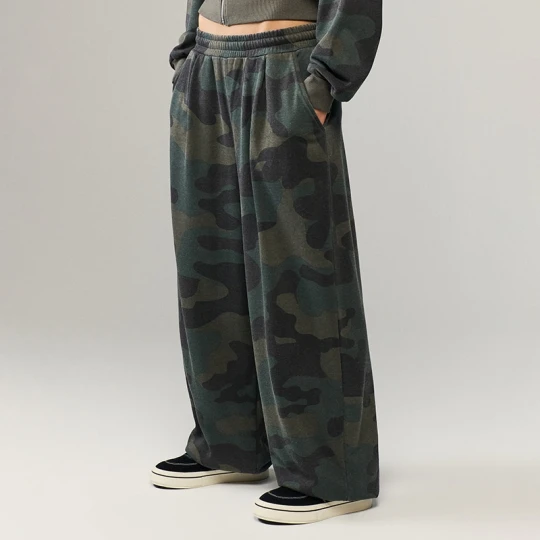 Zdjęcie produktu Spodnie dresowe baggy fit we wzór moro House