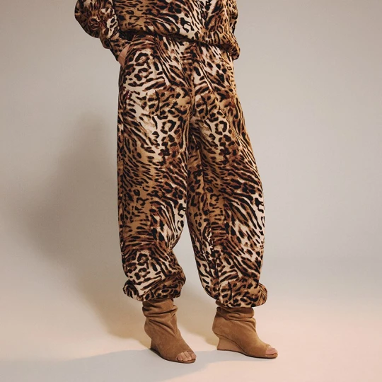 Zdjęcie produktu Spodnie dresowe baggy w panterkę House x Klaudia Sadownik