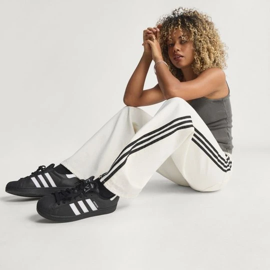Zdjęcie produktu SPODNIE DRESOWE FIREBIRD TRACK PANT DENIM Adidas Cloud White