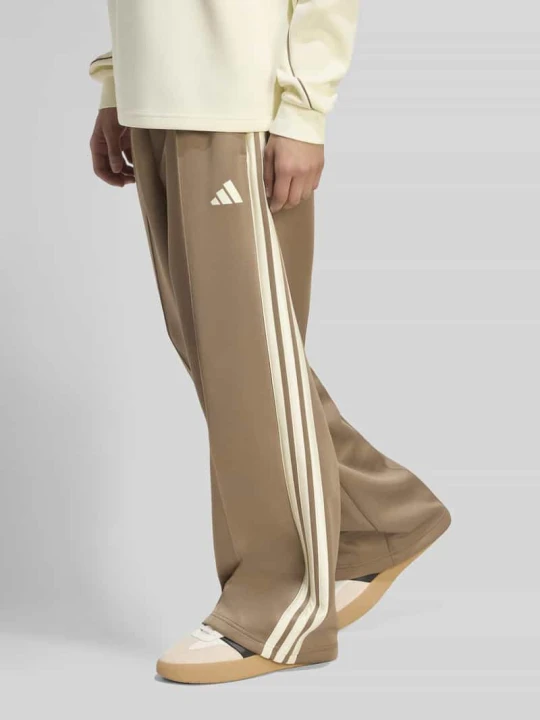 Zdjęcie produktu Spodnie dresowe o kroju loose fit z dodatkiem bawełny Adidas Beżowy
