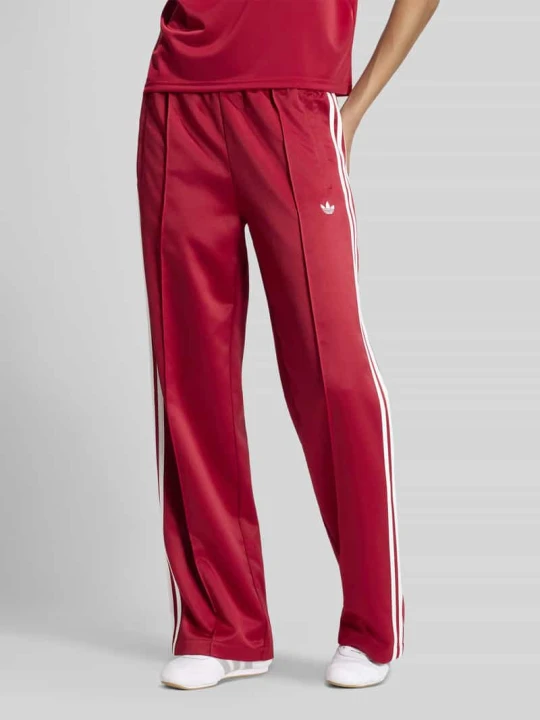 Zdjęcie produktu Spodnie dresowe o kroju loose fit z haftami z logo adidas Originals Czerwony