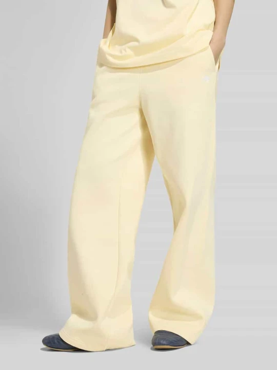 Zdjęcie produktu Spodnie dresowe o kroju loose fit z mieszanka bawełny model 'ESSENTIALS' adidas Originals Jasnożółty