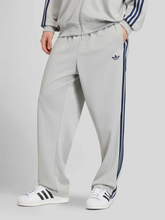 Zdjęcie produktu Spodnie dresowe o kroju loose fit z mieszanki bawełny adidas Originals Jasnoszary