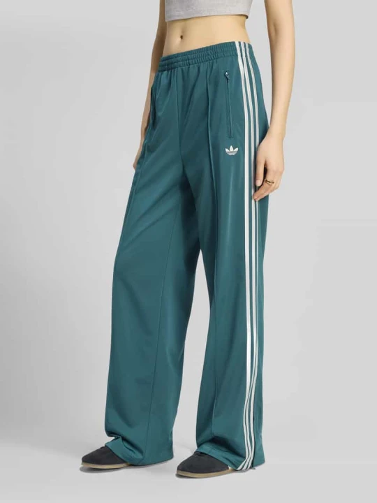 Zdjęcie produktu Spodnie dresowe o kroju loose fit z paskami w kontrastowym kolorze adidas Originals