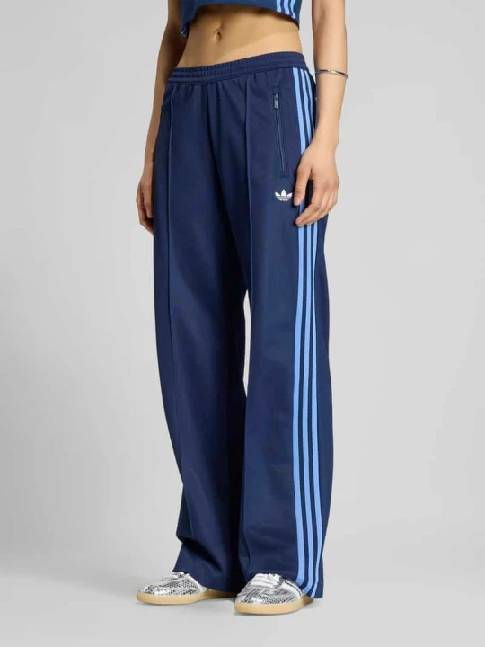 Zdjęcie produktu Spodnie dresowe o kroju loose fit z paskami w kontrastowym kolorze adidas Originals