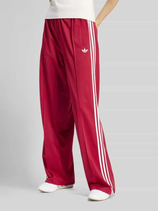 Zdjęcie produktu Spodnie dresowe o kroju loose fit z paskami w kontrastowym kolorze adidas Originals