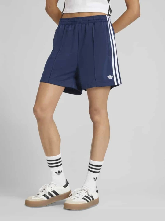 Zdjęcie produktu Spodnie dresowe o kroju loose fit z paskami w kontrastowym kolorze adidas Originals