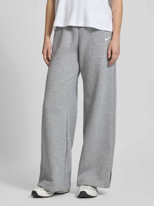 Zdjęcie produktu Spodnie dresowe o kroju loose fit z wyhaftowanym logo model 'Phoenix' Nike Jasnoszary melanż