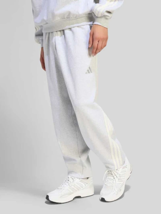 Zdjęcie produktu Spodnie dresowe o kroju regular fit z czystej bawełny Adidas Jasnoszary