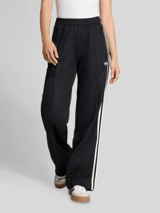 Zdjęcie produktu Spodnie dresowe o kroju regular fit z detal z logo adidas Originals Czarny