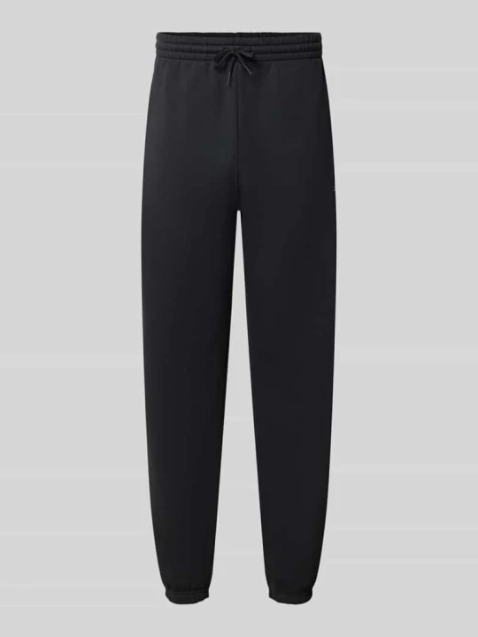 Zdjęcie produktu Spodnie dresowe o kroju regular fit z mieszanki bawełny z wyhaftowanym logo New Balance Czarny