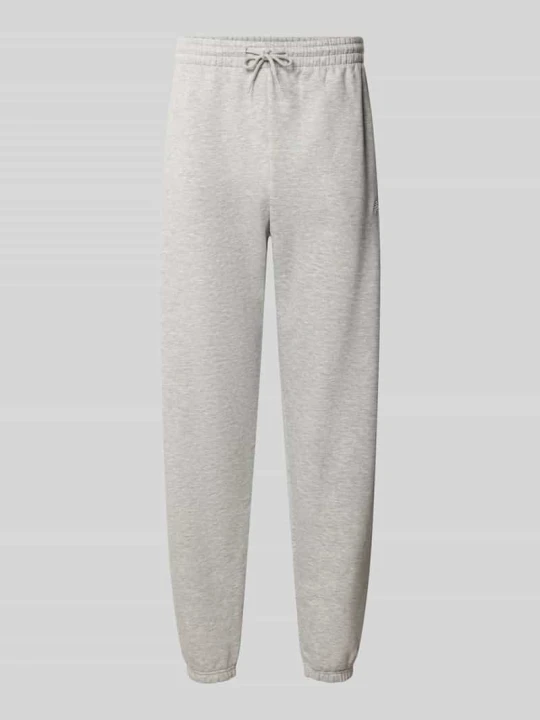 Zdjęcie produktu Spodnie dresowe o kroju regular fit z mieszanki bawełny z wyhaftowanym logo New Balance Jasnoszary