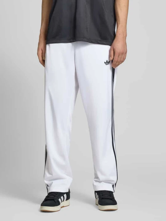 Zdjęcie produktu Spodnie dresowe o kroju regular fit z nadrukiem z logo adidas Originals Biały