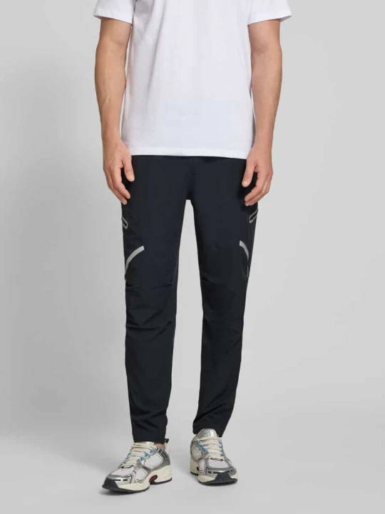 Zdjęcie produktu Spodnie dresowe o kroju regular fit z nadrukiem z logo Model 'Unstoppable' Under Armour Czarny