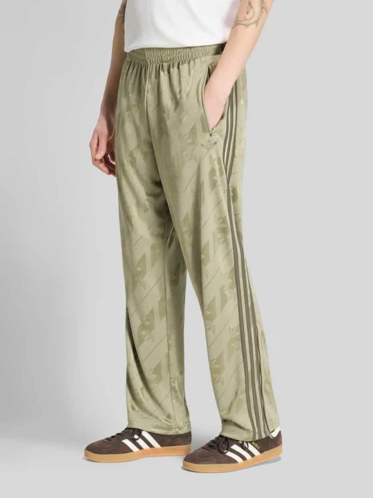 Zdjęcie produktu Spodnie dresowe o kroju regular fit z nadrukiem z logo na całej powierzchni adidas Originals Srebrny