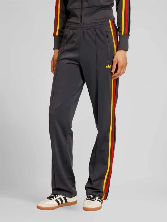 Zdjęcie produktu Spodnie dresowe o kroju regular fit z wyhaftowanym logo adidas Originals Czarny