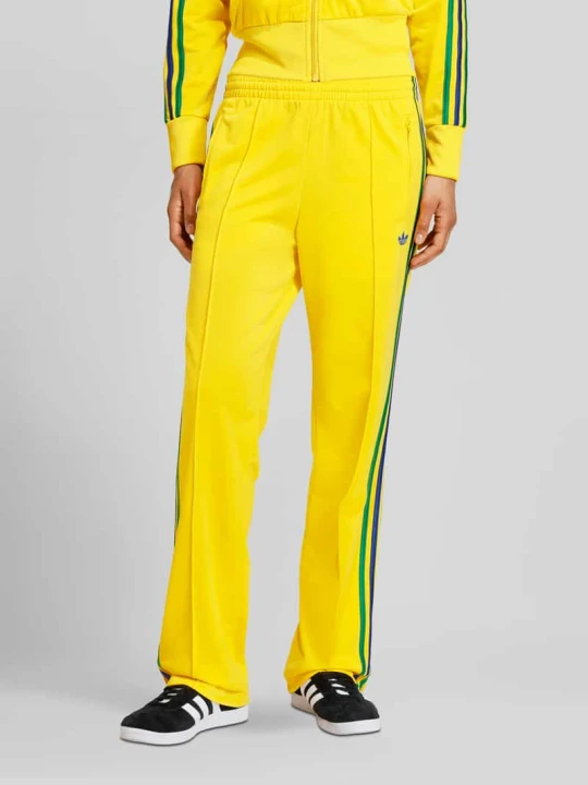 Zdjęcie produktu Spodnie dresowe o kroju regular fit z wyhaftowanym logo adidas Originals Żółty