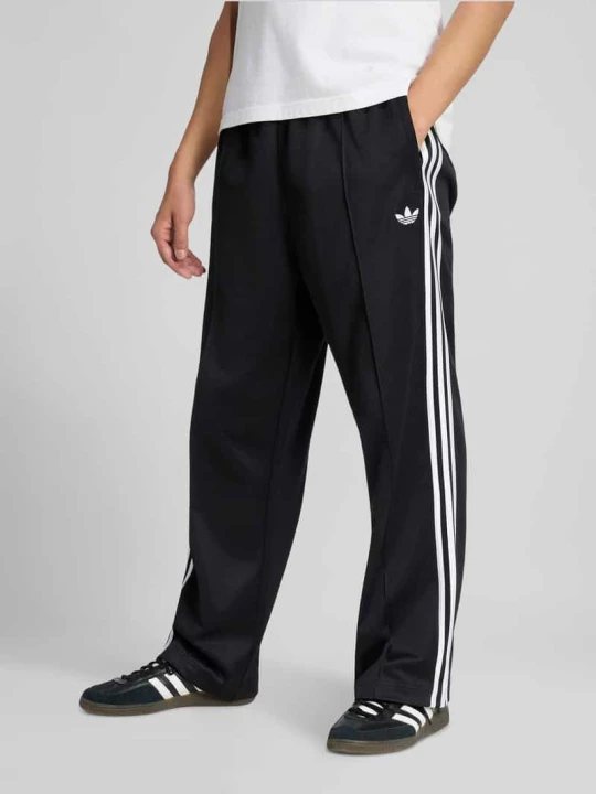 Zdjęcie produktu Spodnie dresowe o kroju regular fit z wyhaftowanym logo adidas Originals Czarny