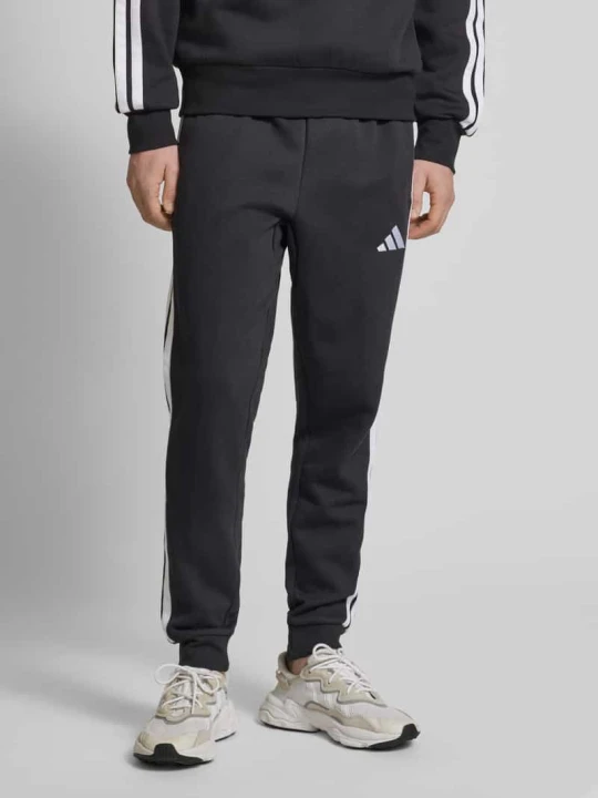 Zdjęcie produktu Spodnie dresowe o kroju regular fit z wyhaftowanym logo Adidas Czarny