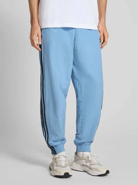 Zdjęcie produktu Spodnie dresowe o kroju regular fit z wyhaftowanym logo model ‘FIREBIRD’ adidas Originals