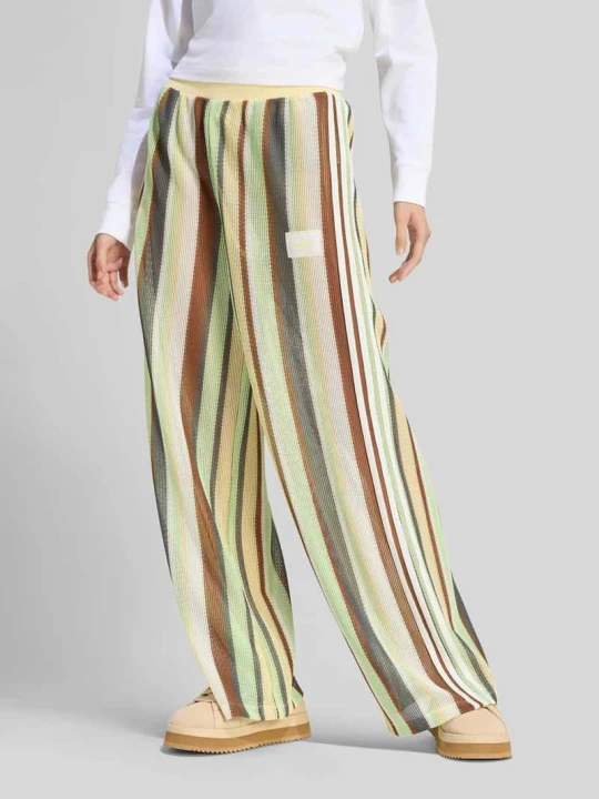 Zdjęcie produktu Spodnie dresowe o kroju relaxed fit w wyglądzie dzianiny model 'FIREBIRD' adidas Originals Jasnozielony
